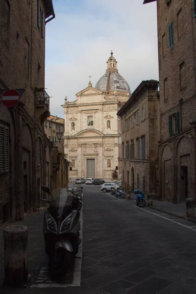 Santa Maria di Provenzano church at the end of street. Siena, Tuscany, Italy. — Stock Photo, Image