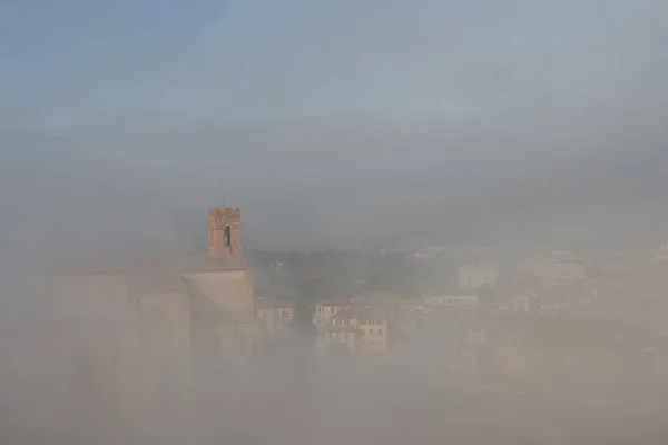 Basílica Cateriniana o Basílica de San Domenico en la espesa niebla, Siena, Toscana, Italia . — Foto de Stock