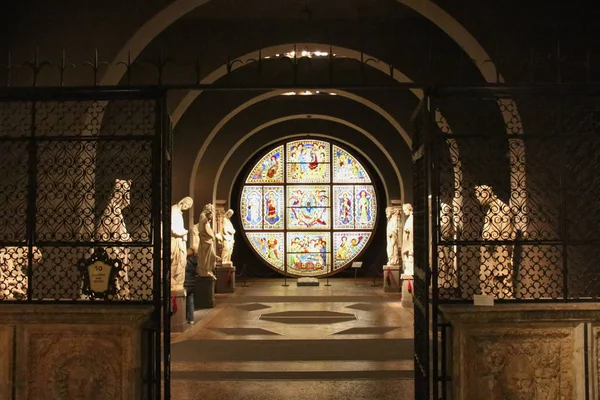 Statue gallery and stained glass window Duccio di buoninsegna. Interior of the Metropolitan Cathedral of Santa Maria Assunta. Siena, Tuscany, Italy. — Stock Photo, Image