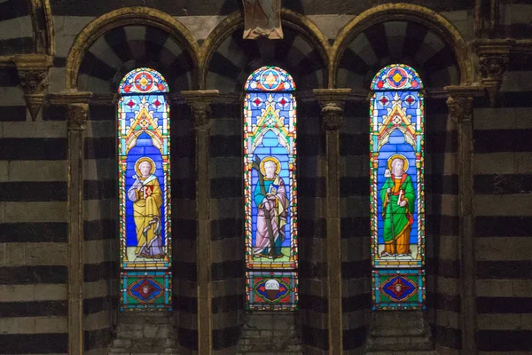Kirchenfenster der Kathedrale von Siena. Blick auf das Innere der Kathedrale vom Gang unter dem Dach. Toskana, Italien. — Stockfoto