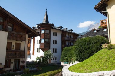 Cortina d'Ampezzo tipik binalar. Dolomites, İtalya.