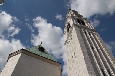 Mavi gökyüzü ile bulutların arkasında beyaz Çan Kilisesi Cortina d'Ampezzo, Veneto, İtalya.