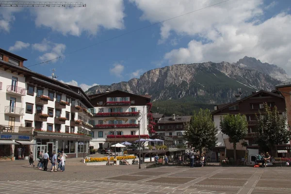 Typowe budynki miejscowości Cortina d'Ampezzo. Dolomity, Veneto, Włochy — Zdjęcie stockowe