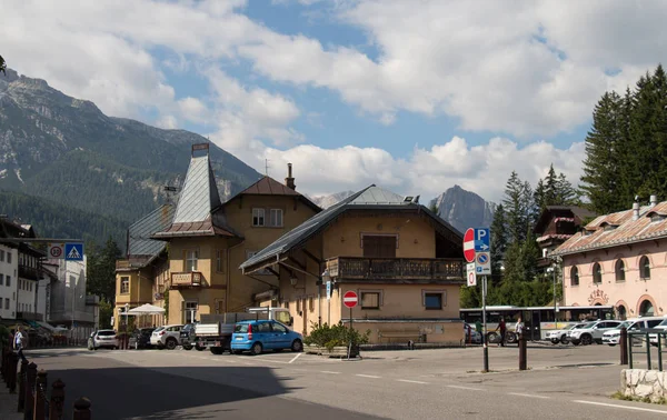 Dworzec autobusowy w miejscowości Cortina d'Ampezzo. Dolomity, Włochy. — Zdjęcie stockowe