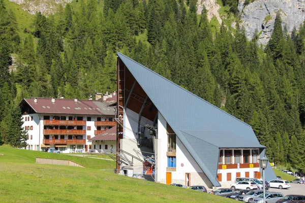 Stazione di partenza funivia da Malga Ciapela, Veneto, Italia . — Foto Stock