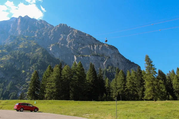 Paisagem paisagística com floresta verde, maciço de montanha e teleférico. Malga Ciapela, Veneto, Itália . — Fotografia de Stock