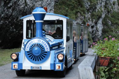 İtalya, Malga Ciapela - 26 Ağustos 2016: 26 Ağustos 2016 yılında Malga Ciapela, Veneto üzerinde turistik tren Serrai di sottoguda Kanyon görünümünü.