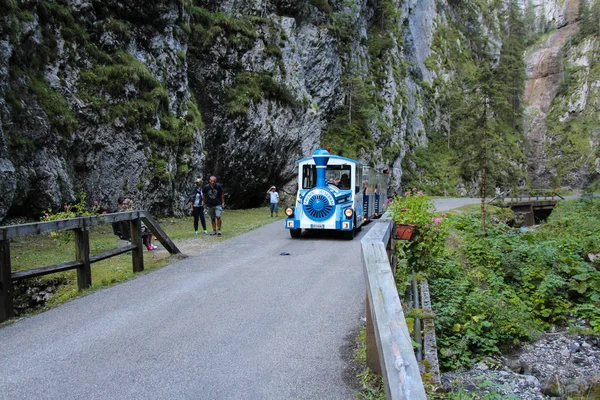 旅游列车在 Serrai di sottoguda 峡谷。威尼托, 意大利. — 图库照片