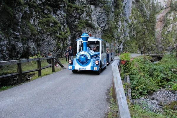 意大利 Malga Ciapela 2016年8月26日 Serrai Sottoguda 峡谷的观光列车的看法2016年8月26日在 Malga Ciapela 威尼托 — 图库照片