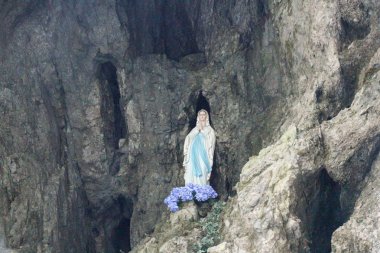 Serrai di sottoguda Kanyonu 'nda Madonna heykeli. Veneto, Italya.