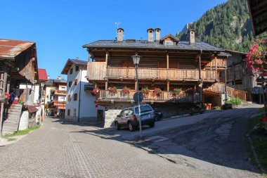 Tipik sokak Rocca Pietore, Veneto, İtalya.