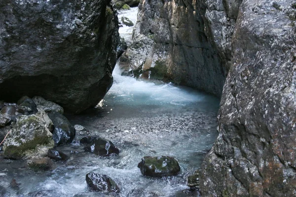 Fluxo do rio Montanha. Serrai di sottoguda canyon, Veneto, Itália . — Fotografia de Stock