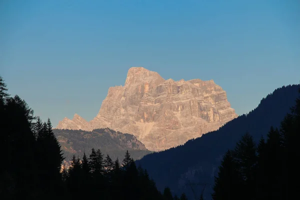 Landschaft mit grünem Wald, Bergen und blauem Himmel. — Stockfoto