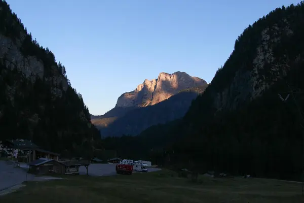 Mountain valley at sunset. — Stock Photo, Image