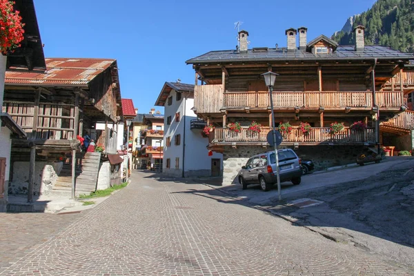 Rua típica em Rocca Pietore, Veneto, Itália . — Fotografia de Stock