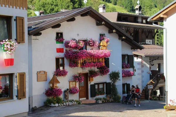 Typický dům s květinami v Rocca Pietore, Veneto, Itálie. — Stock fotografie