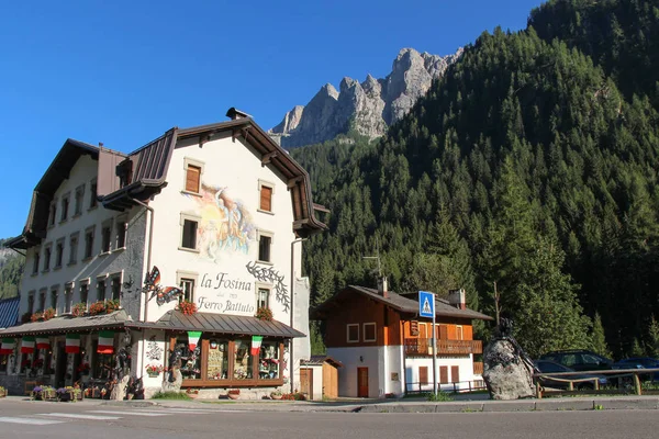 Ślusarstwo sklep La Fosina w Rocca Pietore, Veneto, Włochy. — Zdjęcie stockowe