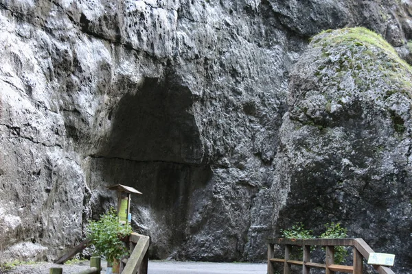 Der Abdruck eines Felsbrockens in einem Berg der Schlucht i serrai di sottoguda. veneto, italien. — Stockfoto