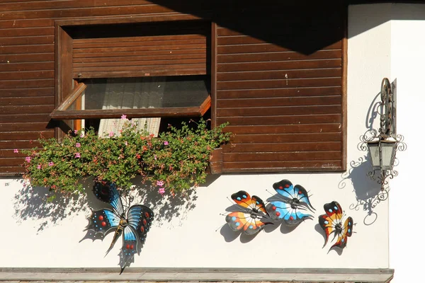 Des papillons. Sculpture décorative en fer . — Photo