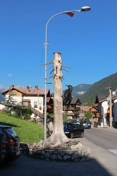 Typická ulice v Rocca Pietore, Veneto, Itálie. — Stock fotografie