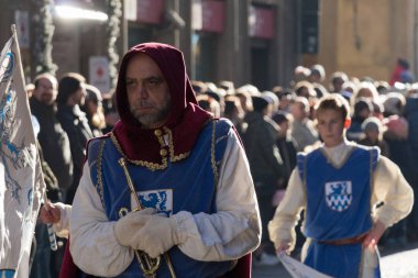 Geleneksel geçit töreni Epiphany Befana Ortaçağ Festivali Floransa, Toskana, İtalya, ortaçağ kostüm erkeklerde.