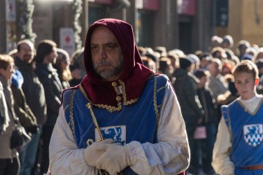 Geleneksel geçit töreni Epiphany Befana Ortaçağ Festivali Floransa, Toskana, İtalya, ortaçağ kostüm erkeklerde.