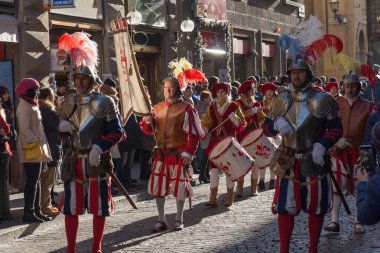 Gelenek geçit töreni Epiphany Befana Ortaçağ Festivali Floransa, Toskana, İtalya.