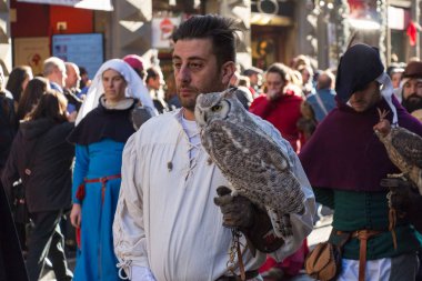 Ortaçağ kostüm geleneksel geçit töreni Epiphany Befana Ortaçağ Festivali Floransa, Toskana, İtalya, bir baykuş tutan adam.