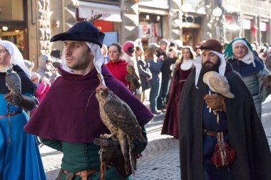 Geleneksel geçit töreni Epiphany Befana Ortaçağ Festivali Floransa, Toskana, İtalya, yırtıcı kuşlar tutan Ortaçağ erkeklerde kostüm.