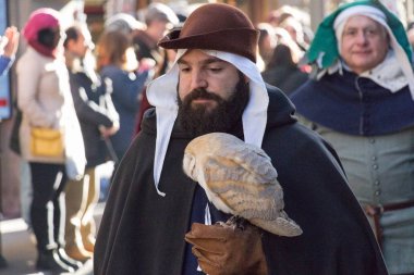 Ortaçağ kostüm geleneksel geçit töreni Epiphany Befana Ortaçağ Festivali Floransa, Toskana, İtalya, Yırtıcı Kuş tutan adam.