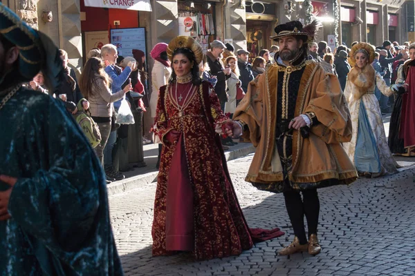 Erkek ve kadın, geleneksel geçit töreni Epiphany Befana Ortaçağ Festivali Floransa, Toskana, İtalya Ortaçağ kostüm.