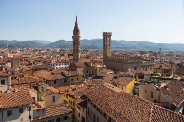 Güneşli bir günde, Toskana, İtalya Floransa Palazzo Vecchio kırmızı çatılar.