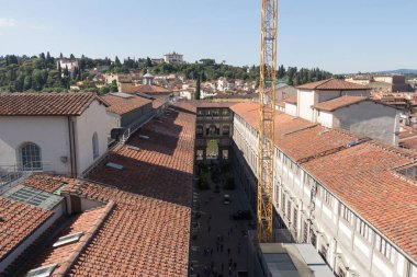 Güneşli bir gün Uffizi galerisinde. Palazzo Vecchio görünümü. Florence, Toskana, İtalya.