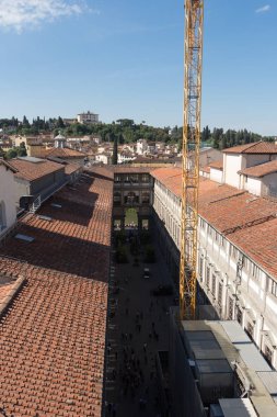 Güneşli bir gün Uffizi galerisinde. Palazzo Vecchio görünümü. Florence, Toskana, İtalya.