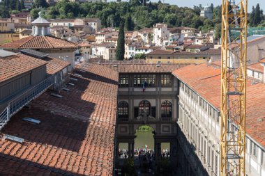 Güneşli bir gün Uffizi galerisinde. Palazzo Vecchio görünümü. Florence, Toskana, İtalya.