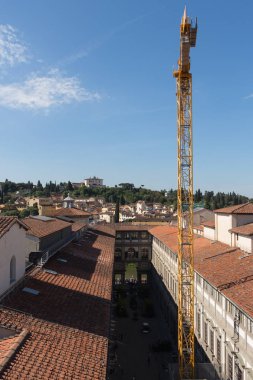 Güneşli bir gün Uffizi galerisinde. Palazzo Vecchio görünümü. Florence, Toskana, İtalya.