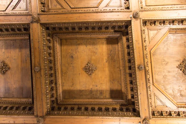 Ahşap tavan parçası koridorda Coğrafi haritalar Palazzo Vecchio, Florence, Toskana, İtalya. — Stok fotoğraf