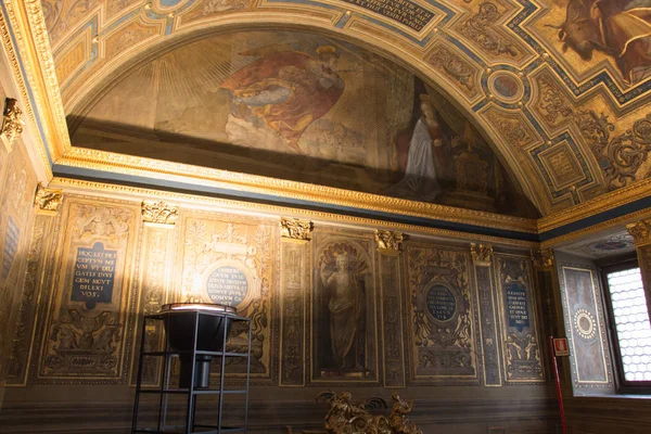 Affreschi di Ridolfo Ghirlandaio, Cappella dei Priori, Palazzo Vecchio, Firenze, Italia . — Foto Stock