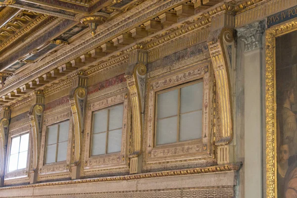 Finestre del Salone dei Cinquecento a Palazzo Vecchio, Firenze . — Foto Stock