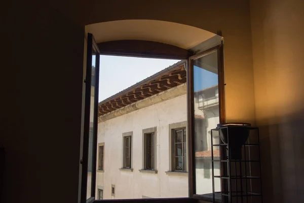 中世の建物、ヴェッキオ宮殿、イタリアのフィレンツェに開いている窓からの眺め. — ストック写真