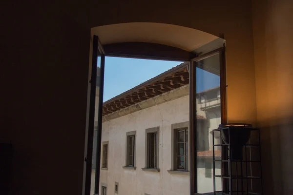 View from an open window on a medieval building, Palazzo Vecchio — Stock Photo, Image