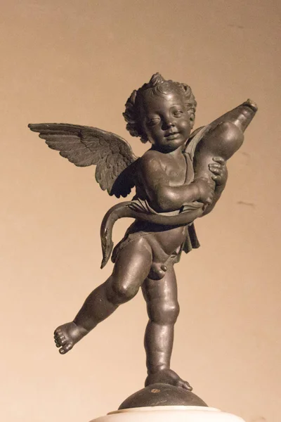 Yunus, Andrea del Verrocchio Juno Teras Palazzo Vecchio, Florence, İtalya, heykelin ile putto.