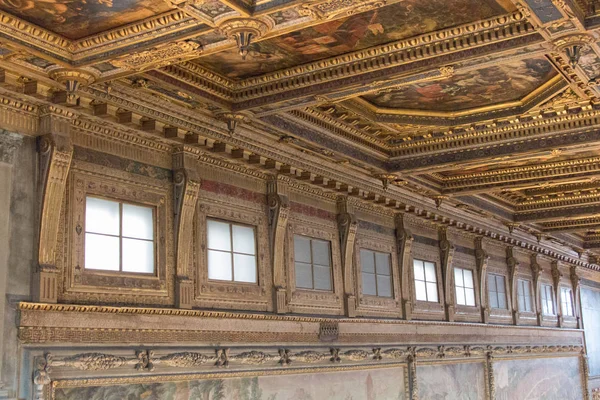 Frammento delle finestre e del soffitto del Salone dei Cinquecento a Palazzo Vecchio, Firenze . — Foto Stock