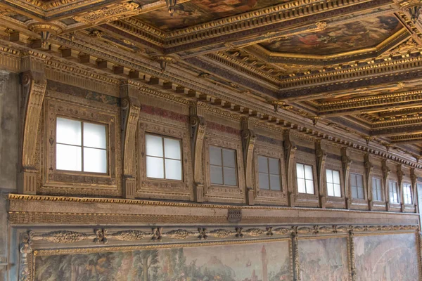 Frammento delle finestre e del soffitto del Salone dei Cinquecento a Palazzo Vecchio, Firenze . — Foto Stock