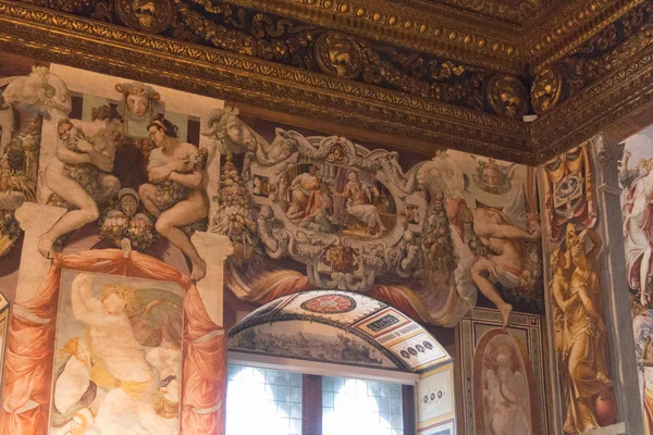 Affreschi nella Sala dell'Udienza a Palazzo Vecchio, Firenze, Italia . — Foto Stock