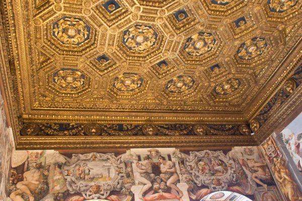 Teto caixeiro esculpido da Sala dell 'Udienza no Palazzo Vecchio, Florença, Itália . — Fotografia de Stock