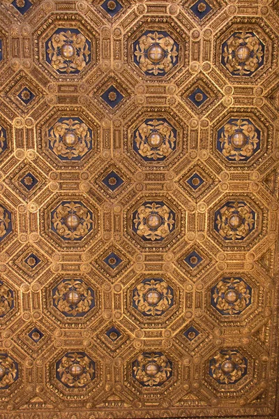 Palazzo Vecchio 피렌체, 이탈리아에서에서 살라 dell'Udienza의 조각된 금고 천장. — 스톡 사진