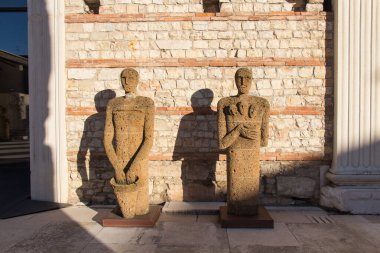Brescia 'daki Capitolium antik Roma tapınağında Mimmo Paladino' nun Tuff kaya heykelleri. Lombardy, İtalya.