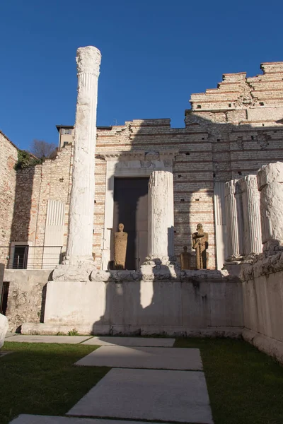 Az ősi római Capitólium templom romjai Bresciában. Unesco Világörökség része. Lombardy, Olaszország. — Stock Fotó