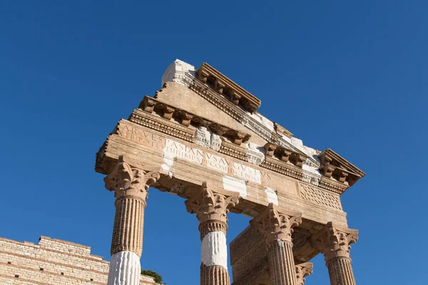 Gamla romerska tempelruiner av Capitolium i Brescia, Unescos världsarv, Lombardiet, Italien. — Stockfoto